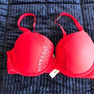 NWT Red Victoria’s Secret 32DD bra perfect for valentines.